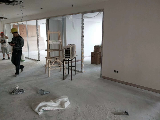 辦公室玻璃隔斷裝修工地現場(圖2)